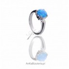 Srebrny pierścionek z niebieskim opalem - biżuteria rodowana