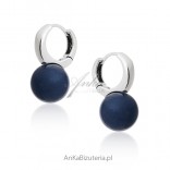 Silberne Ohrringe mit marineblauer Perle auf englischem Verschluss