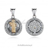 Medaillon Silber oxidiert mit einem vergoldeten Heiligenbild. Benedikt