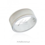 Ein silberner Ring mit weißer Emaille