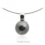 Silberanhänger mit grauer Perle