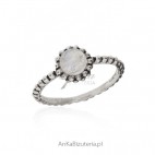 Pierścionek srebrny z kamieniem księżycowym - piękny pierścionek srebrny oksydowany
