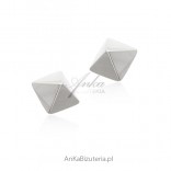 Dreidimensionale Ohrringe aus silbernen Dreiecken
