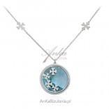 Silberhalskette mit Klee auf einer hellblauen Perle