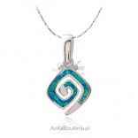 Silberanhänger mit blauem Opal. Quadratisches Labyrinth