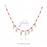 Silberkette mit roten Perlen und Flügeln
