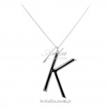 Silberne lange Halskette mit dem Buchstaben K