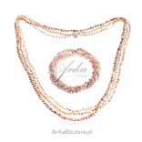 Halskette aus weißen, rosa und cremefarbenen Perlen