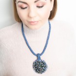 Künstlerischer Schmuck mit natürlichen Perlen und Swarovski-Kristallen
