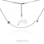 Silberne Halskette mit blauem Zirkon - eine Kombination aus einer modischen Rolo-Fleat-Kette mit einem Anker