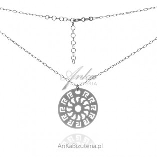 Naszyjnik srebrny z przywieszką Słońce w ramce z greckim wzorem.