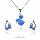 Ein Set Silberschmuck mit blauem Opal