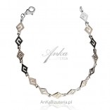 Silbernes Armband mit weißem Opal mit griechischem Muster