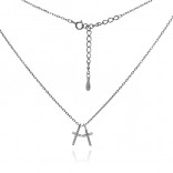 Eine silberne Halskette mit dezenten zwei Kreuzen