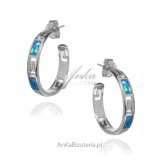 Silberohrringe mit blauen Opalkreisen mit griechischem Muster