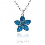 Ein prächtiger Silberanhänger mit einer blauen Opalblume