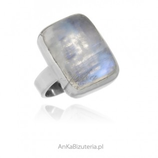 Srebrny pierścionek z kamieniem księżycowym - wyjątkowa błękitna poświata