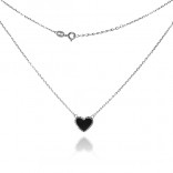 Eine silberne Halskette mit schwarzer Emaille und einem rautenförmigen Herzen