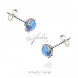 Silberne Ohrringe mit blauem Opal an einem Stab
