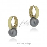 Silberne Ohrringe mit vergoldeten grauen Perlen