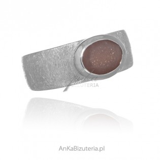 Pierścionek srebrny z kamieniem księżycowym - brzoskwiniowym