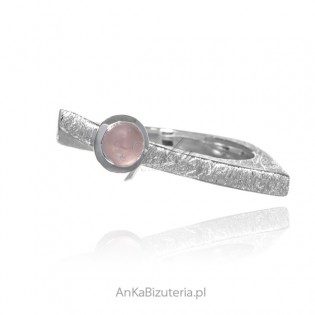 Pierścionek srebrny satynowany z różowym kwarcem