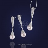 Silber mit Perlen besetzt, Ohrringe und Anhänger mit Perlen und Strasssteinen.