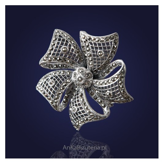 Srebrna-Biżuteria Broszka w kształcie Kwiatka z markazytami.