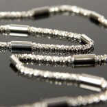Halskette aus Silberkette mit Essstäbchen und Kugeln - 50 cm.