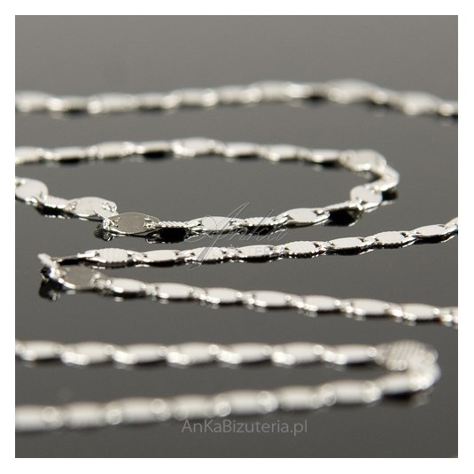 Srebrny łańcuszek-naszyjnik 45cm z mieniącymi się owalnymi kóleczkami.