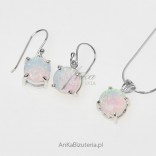 Schmuck mit weißem Opal - ein Set Ohrringe und ein Silberanhänger