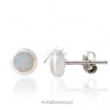 Silber rhodinierte Ohrringe mit weißem Opal