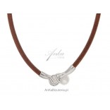 Halskette aus Lederbändern, Perlen, Perełka und Kristallkugel der dänischen Firma Dansk Smykkekunst