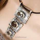 Einzigartige Halskette aus oxidiertem Silber mit Natursteinen am Riemen.